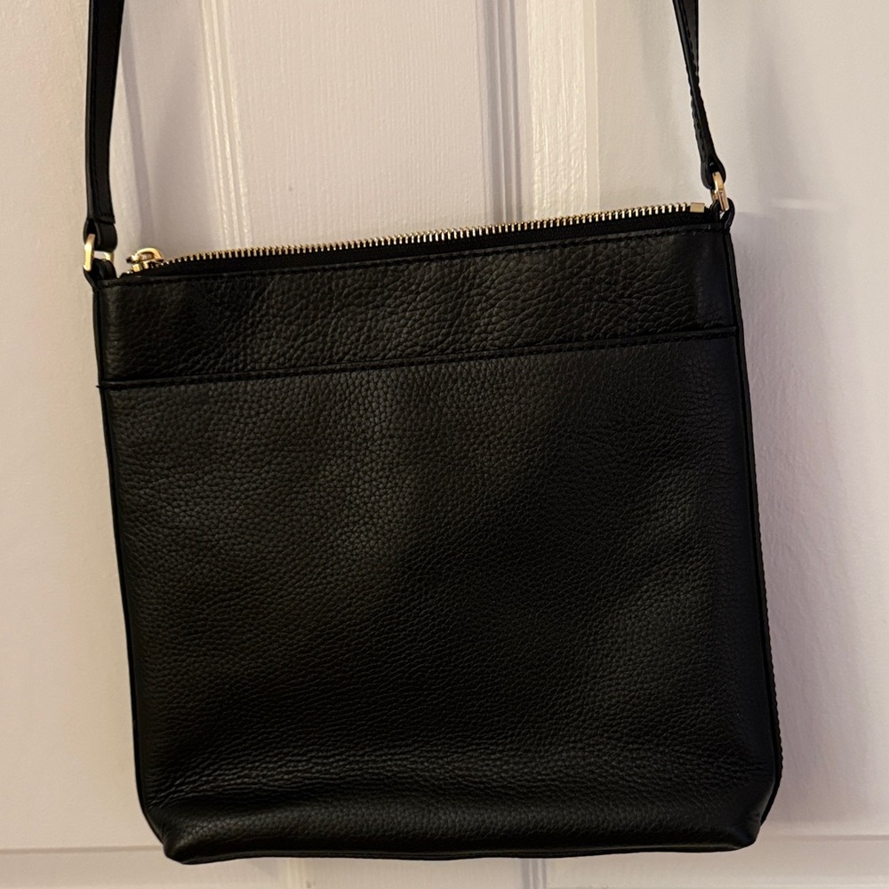 Michael Kors Elegant Black Crossbody Bag - Picture 4 of 8